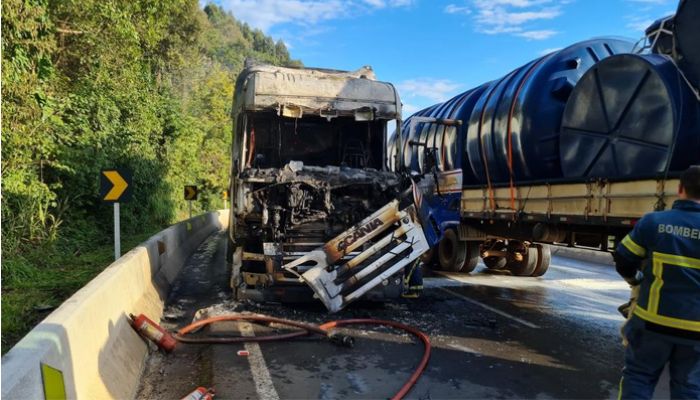Laranjeiras - Caminhão pega fogo na BR 277 e carga é salva pelos bombeiros